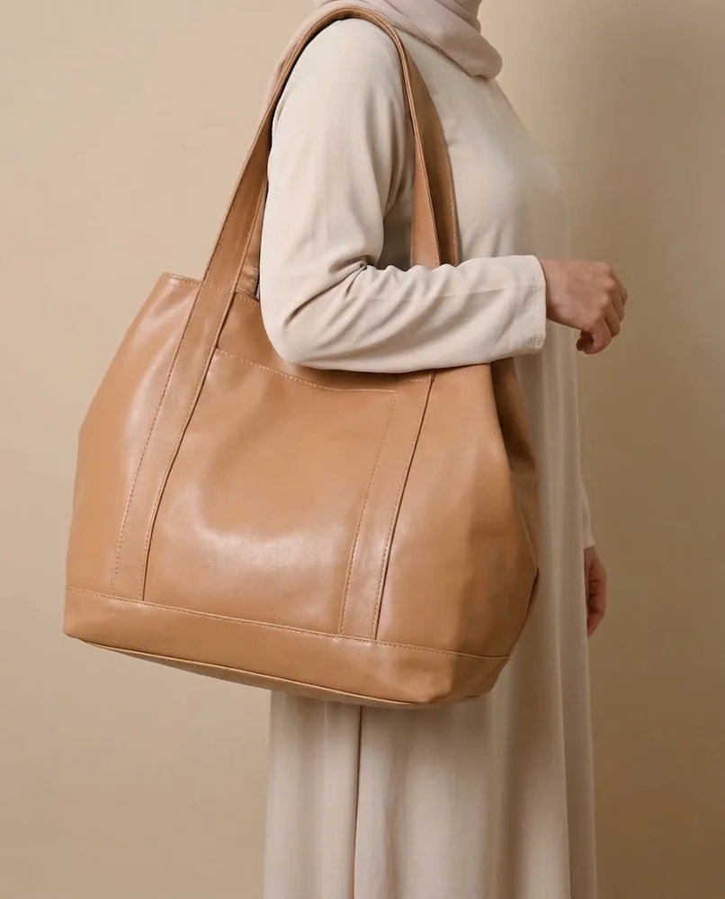 شنطة توت حريمي كبيرة جدًا سوفت باللون الهافانا مع موديل