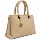 شنطة يد وكتف حريمي قماش منسوج وجلد صناعي باللون البيج الفاتح من زاوية 45 درجة مع تعليقة المفتاح